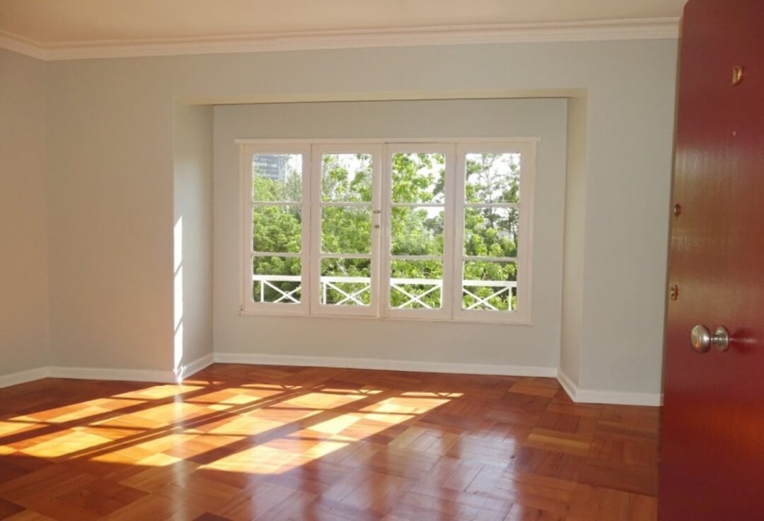 Oficina Neoclásica frente al Parque Bustamante